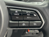 【マツダ・レーダー・クルーズ・コントロール(MRCC)】先行車との速度差や車間距離を認識し、設定した車速内で車間距離を自動で調整・維持することで、高速道路などでドライバーの負担を軽減します。
