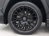 RAYSの20インチアルミホイールを装着しています。タイヤサイズ245/45ZR20