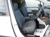アームレスト付き運転席で楽々です。