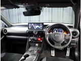 デザインもよく、居心地のよい運転席ですね。分かりやすいスイッチ類ですから操作もしやすく運転をサポートします。