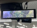 【インテリジェントルームミラー】後席の大きな荷物や同乗者で後方が確認しづらい時でも安心!カメラが撮影した車両後方の映像をルームミラー内に表示。クリアな視界で状況の確認が可能です!