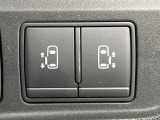 【両側スライドドア】駐車場で隣の車との間隔が狭く乗りにくい時、スライドドアなら安心!ドアオープン時も幅を取らず、開口部が広いので乗り降りがとっても簡単です。大きな荷物の出し入れも後席から可能♪