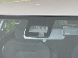 【スズキ セーフティサポート】走行中に前方の車両等を認識し、衝突しそうな時は警報とブレーキで衝突回避と被害軽減をアシスト。より安全にドライブをお楽しみいただけます。