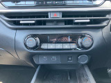 オートエアコンを装備しています、自動で車内の温度調節してくれる便利な装備です。