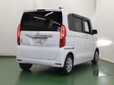 プライバシーガラスが装備されています。外を見るときには気にならずに、後方車両からは車内が見えにくくなってます