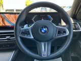 【ハンドル】ドライバーとBMW車の一体感がダイレクトに伝わるステアリングホイール。形状・太さへの拘りに加えて、操作性を高める為にスイッチ類も配置。クイックかつ安定のドライビングを体感下さい!