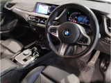 【ハンドル】ドライバーとBMW車の一体感がダイレクトに伝わるステアリングホイール。形状・太さへの拘りに加えて、操作性を高める為にスイッチ類も配置。クイックかつ安定のドライビングを体感下さい!