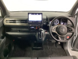 車内は光触媒抗菌消臭施工済です。スタイリッシュなデザインでスポーティなインパネ周りを演出します。グローブボックスやカップホルダーのほかにトレーなどたくさんの収納スペースが付いています。