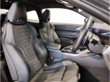【コックピットシート】BMW車の主役席。車体中央にくる様に配置し車両重心とが一致する事でドライバーと車との一体感あるドライビングを実現。人間工学に基づき形成した形状が長時間のドライブ疲労も軽減します!