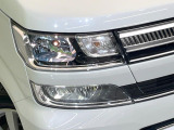 【LEDヘッドライト】悪天候や夜間走行時も良好な視界を確保し安心して運転できる高輝度LEDヘッドライトを装備!点灯速度が早く、消費電力も抑えられています。
