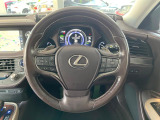 【純正革巻きステアリング】上質な革を使用することで、手にしっかり馴染みとても運転しやすいハンドルです♪