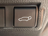 【パワーバックドア】スマートキーや運転席のボタンを押すだけでリアゲートが自動で開閉します!荷物を持っている時や、高い位置にあるバックドアを閉める際に便利な機能です♪