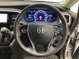 ハンドルにHondaセンシング系のクルーズコントロールやレーンキープアシストなどのスイッチと、オーディオの操作スイッチが装備されています。ハンドルから手を離さず安全に操作できます。