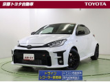 小回りがきいて、走りも爽快な【ヤリス】4WD・6速M/T・ターボ搭載。走りに特化したGRバージョンです。大きく開いたフロントグリルのワイルドさに目を惹かれますね。この車は、車検整備付です。