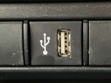 こちらのクルマはUSB接続コネクタも装備されています♪スマホの充電などにお使い下さい。ご旅行中での充電切れも、これなら心配いりませんね!