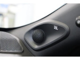 車内空間にクリアでパワフルな心地よいサウンドを響かせる『JBLサウンドシステム』を搭載。音の良さはもちろんのこと、音楽の魅力をダイレクトに感じることが出来るクオリティの高いサウンドが楽しめます。
