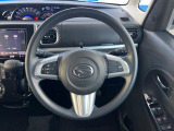 インテリアに合わせたデザインのステアリングは、運転される方のことも考え、運転しやすい形状、大きさです。是非一度、実際に触ってお確かめください。