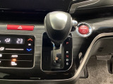 CVT車のセレクトレバーです。低速から高速まで、変速ショックのないスムーズな走りを実現するとともに、エンジン効率のよい領域を維持することで燃費にも貢献します。