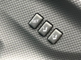 【メモリー機能付きパワーシート】ドライバーごとに設定したシート位置を記憶して、ボタン一つで切り替えできる便利な機能!運転する方が複数名いらっしゃるご家庭におすすめです♪