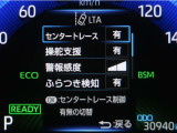 レーンディパーチャーアラートとは車線、又は走路からの逸脱の可能性を警告すると共に、車線、又は走路からの逸脱を避けるためのハンドル操作の一部を支援する機能です。詳細は販売店スタッフまでお尋ね下さい。