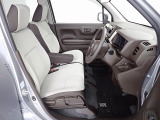 フロントシートはベンチシートで運転席と助手席の移動が楽々です。シートの高さも調整でき真ん中にはアームレストも装備されています!