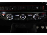 オートエアコンは左右席で独立温度コントロールが可能です。シートヒーター付きで、冷えた車内でもスイッチを押せば数秒で座面と背もたれがあたたかくなります。