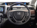 【Honda SENSING】 カメラ等装置で精度の高い検知能力を発揮、安全運転を支援します。ステアリング上のコントローラーに注目!