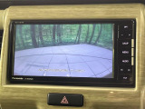 【バックカメラ】駐車時に後方がリアルタイム映像で確認できます。大型商業施設や立体駐車場での駐車時や、夜間のバック時に大活躍!運転スキルに関わらず、今や必須となった装備のひとつです!
