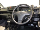 運転の際、常に目にする部分だけにシックで飽きのこないデザインが良いですね。