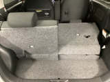 ワンアクションで後席を倒して、さらに使いやすく!!背もたれを左右別々に倒すことができます。