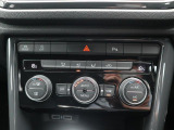 運転席と助手席、別々に温度調整か出来る操作ダイヤル付き2ゾーンフルオートエアコンです