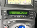 【オートエアコン】一度お好みの温度に設定すれば、車内の温度を検知し風量や温度を自動で調整。暑い…寒い…と何度もスイッチ操作をする必要はありません。快適な車内空間には必須の機能ですね♪