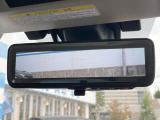 【スマートリヤビューミラー】後席の大きな荷物や同乗者で後方が確認しづらい時でも安心!カメラが撮影した車両後方の映像をルームミラー内に表示。クリアな視界で状況の確認が可能です!