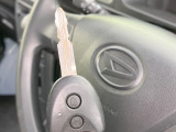 【キーレス】少し離れた場所からでもボタン一つでドアの開錠・施錠ができるのでとっても便利!ドアの鍵穴周りに傷をつけることもありません