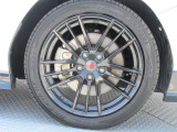 ディーラーオプションの18インチSTIアルミホイール。 タイヤサイズは225/45R18