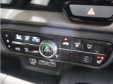 【オートエアコン】温度を設定すれば自動で快適な車内温度を保ちます。エアコン内部の高性能脱臭フィルターで車内のアレルゲンや花粉を除去。