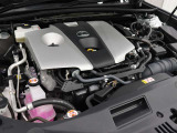 A25A-FXS型 2,487cc 直4 DOHCエンジンと3NM型 交流同期電動機のハイブリッドシステム搭載、駆動方式はFFです。