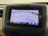 リバースギアに入れるだけで後方の表示へ切り替わります。夜間や雨の日の駐車も楽になりますよ。