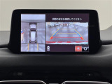 【360° ビュー・モニター】自車周辺をぐるりと俯瞰できるカメラで危険察知。上空からの映像で自動車や障害物の位置が詳細に確認できるので、狭い駐車場でも安心して駐車できますね。
