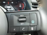 プロパイロットは車線中央付近を走行するようにステアリングを制御し、運転者のハンドル操作を支援します。(約50km/h以下では前方に車両がいる場合に作動できます。)