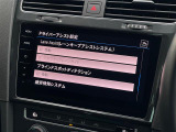 マットブラックにホワイトのLIBERALAのロゴの建物と看板が目印です。
