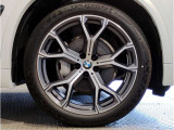 【BMWアロイホイル】軽量かつ強度に拘ったアロイホイル。走行性能ポテンシャルを引き出す設計。車の足元を引き締めてくれる大きなポイントはアロイホイルです。
