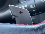 【パドルシフト】ハンドルから手を離さずに素早くシフトアップ&ダウンができるので、エンジンブレーキを使う下り坂や高速道路の合流で加速したい場面で役立ちます。