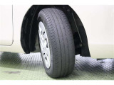 タイヤサイズ 185/65R15。スッキリとしたデザインのホイールキャップを装着しています。