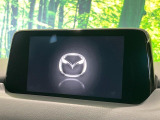 【8.8インチマツダコネクト】車内の雰囲気にマッチした大型のディスプレイ。スマホ接続でのナビ使用やBluetooth再生等、様々な機能が楽しめます。直感的なダイヤル操作が可能で、使い勝手も良好です。