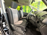 運転席まわりには十分なスペースがあり、大柄な方でもゆったり運転していただける環境です。