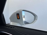 ●アウディサイドアシスト『後方の死角を並走する車両を検知しドアミラーの内側のLEDが点灯。ドライバーに注意を促し事故を未然に防ぐシステムです。』