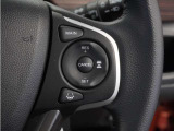 【アダプティブクルーズコントロール】予め設定した車速内でクルマが自動的に加減速。前走車との適切な車間距離を維持しながら追従走行します。【LKAS】車線維持支援システムでステアリング操作を支援。