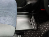 助手席のシート下は大容量の収納スペース♪季節の変化で使用しない物など収納可能です♪