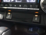 快適温熱シート(運転席・助手席)が装備されています。負担のかかりやすい肩や腰、冷えやすい下肢を効果的に温めてくれます。
